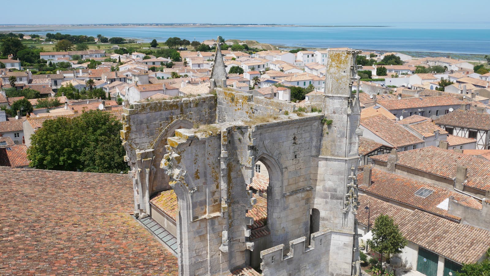 Vue aérienne du village d'Ars-en-Ré avec son église et la baie en arrière-plan, île de Ré