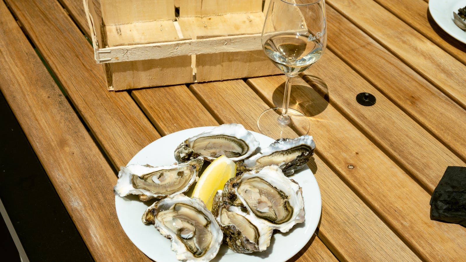 Huîtres fraîches de l'île de Ré servies avec un verre de vin blanc
