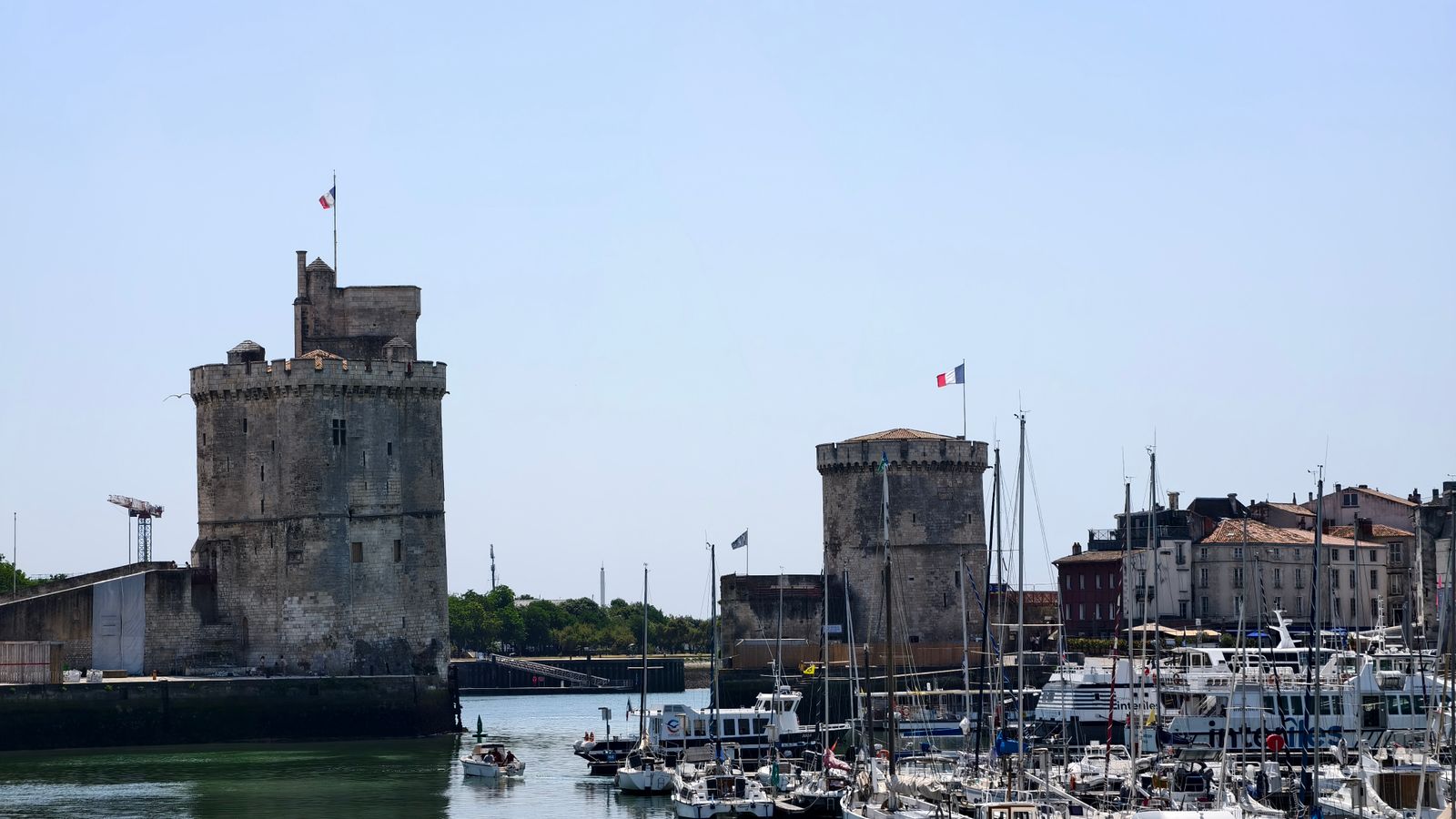Vue sur le Vieux-Port de La Rochelle avec les tours médiévales