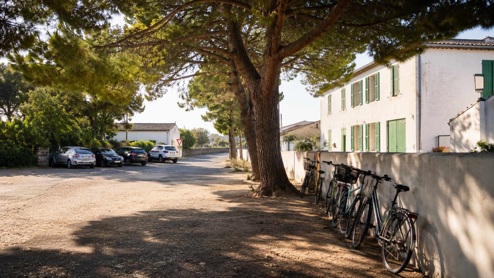 Parking à l'île de Ré avec vélos et maisons blanches aux volets verts