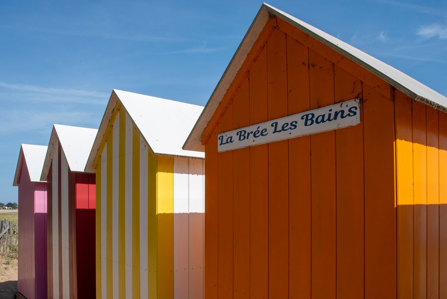 Cabines de plage colorées à La Brée les Bains, île de Ré