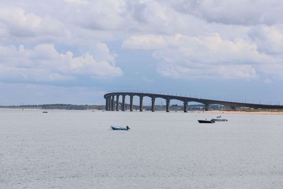 Pont de l'île de Ré sous un ciel nuageux — activités par temps de pluie