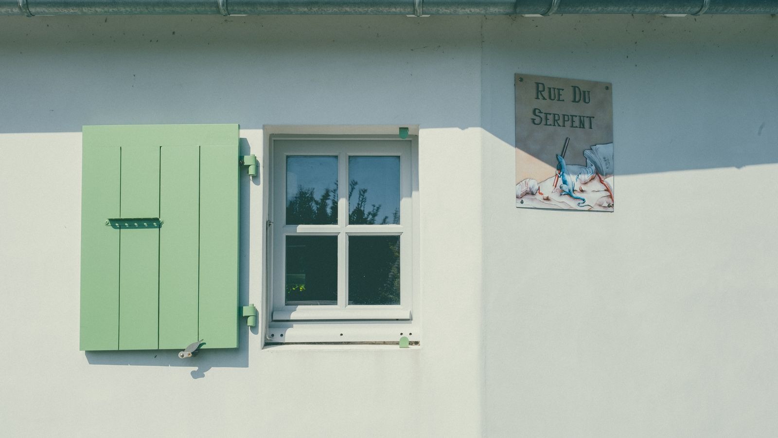 Maison charentaise avec volets verts à l'île de Ré - caution location saisonnière