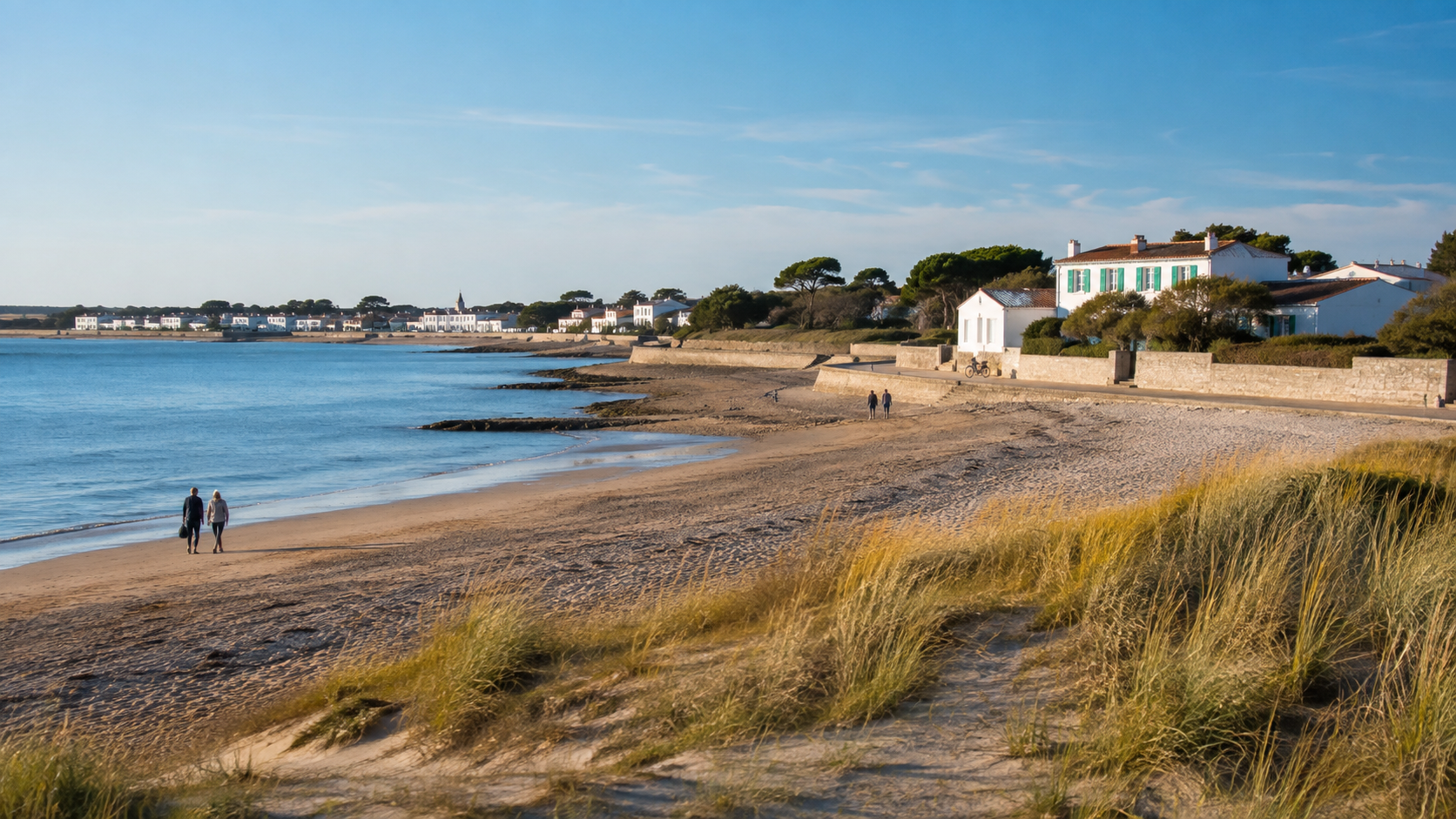 Île de Ré en septembre — plage tranquille avec promeneurs et maisons blanches aux volets verts
