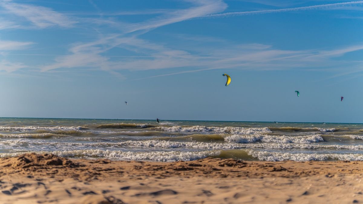 Kitesurf sur les plages de l'île de Ré par beau temps