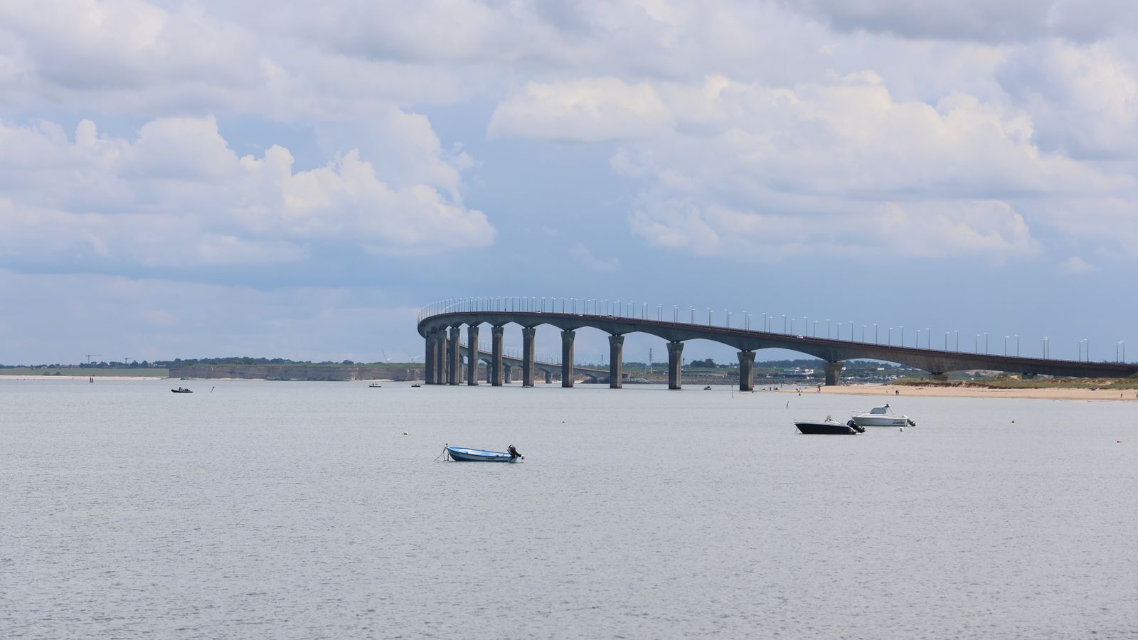 Vue sur le pont de l'île de Ré sous le ciel atlantique, point de départ pour des vacances de la Toussaint inoubliables