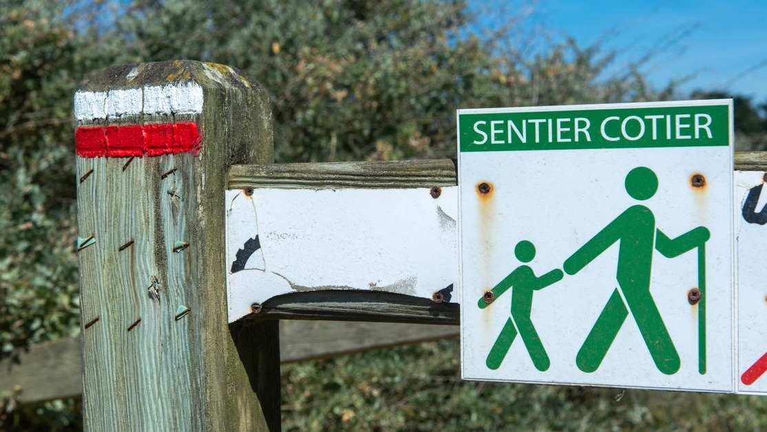 Sentier côtier balisé pour la randonnée sur l'île de Ré