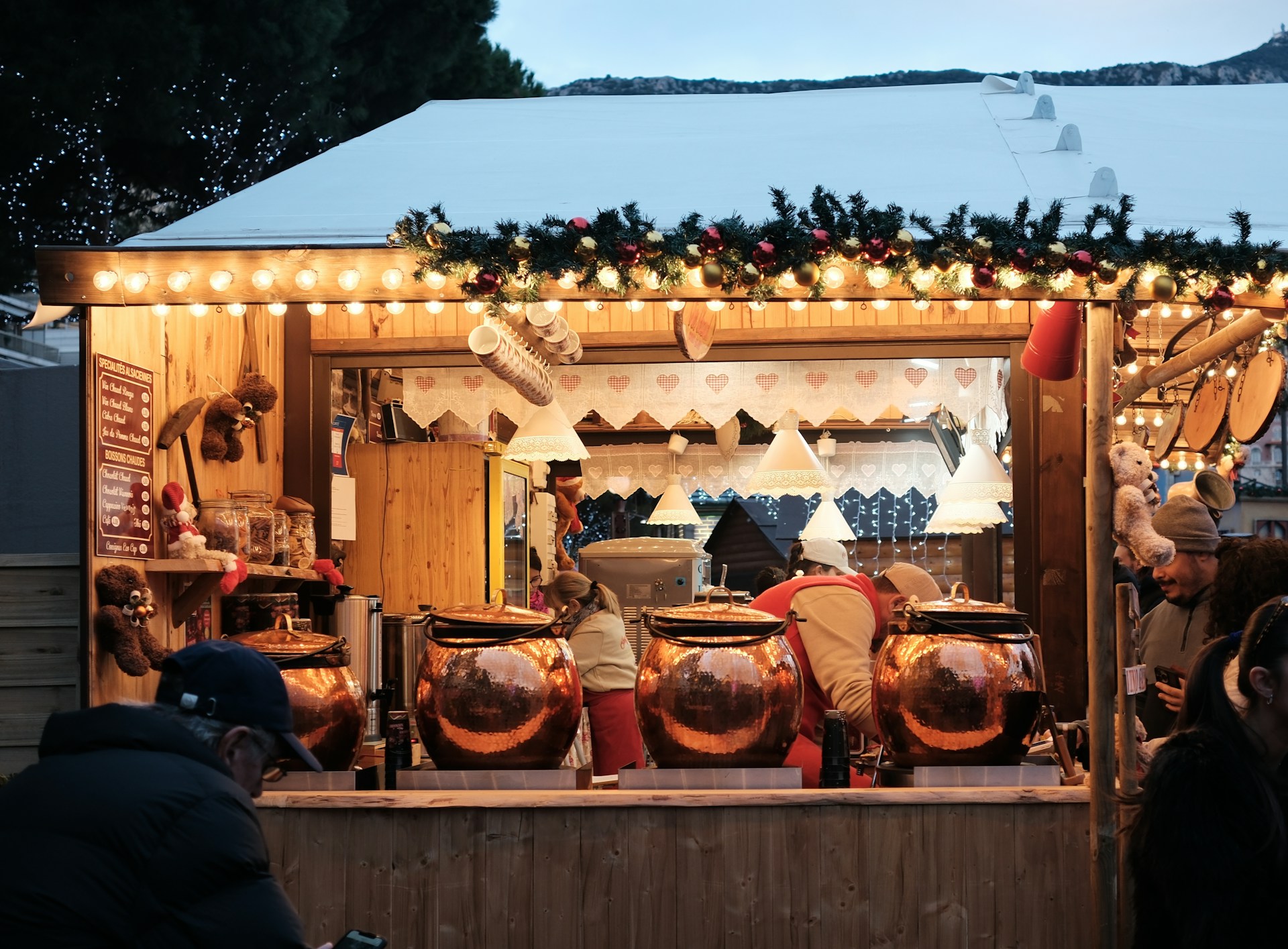 Marché de Noël île de Ré - chalet en bois illuminé avec guirlandes festives