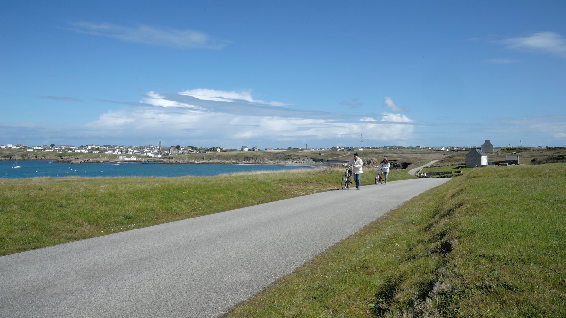 Pistes cyclables île de Ré - cyclistes sur chemin côtier